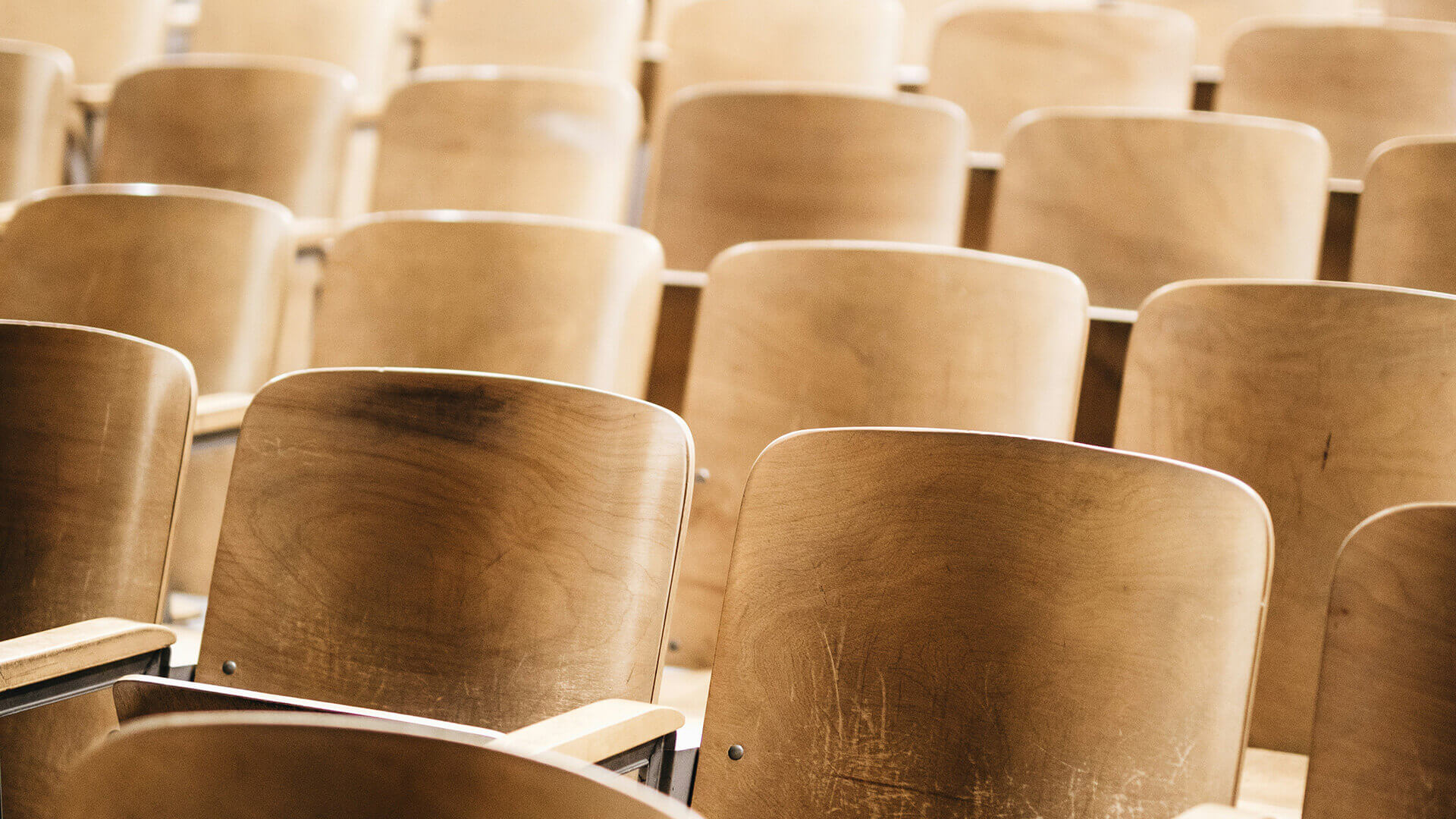 cadeiras de uma sala de aula